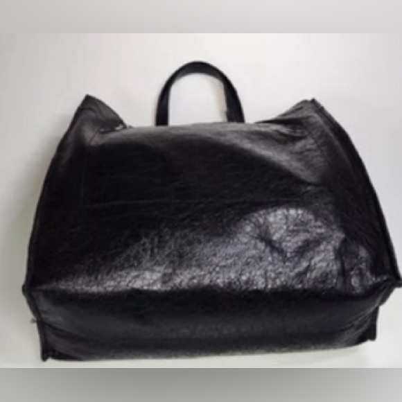 Valentino Garavani Black Cracked Leather Rockstud Turnlock Open Top Shopper Tote - Picture 3 of 7
